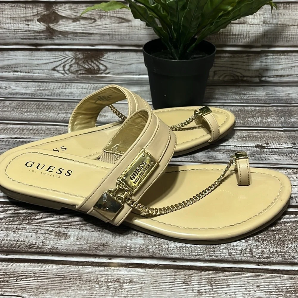 GUESS Beige Patent Leather Chain Strap Sandals Flip flop Size 9